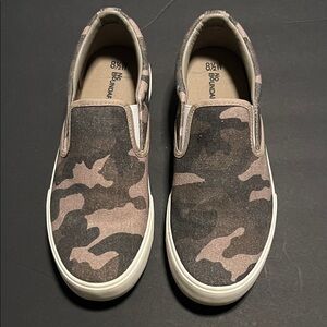 No BoUNDARIES Camouflage Slip-On Sneakers 8.5